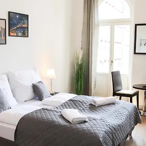 https://rose-suites-and-rooms.praguehotelsweb.com